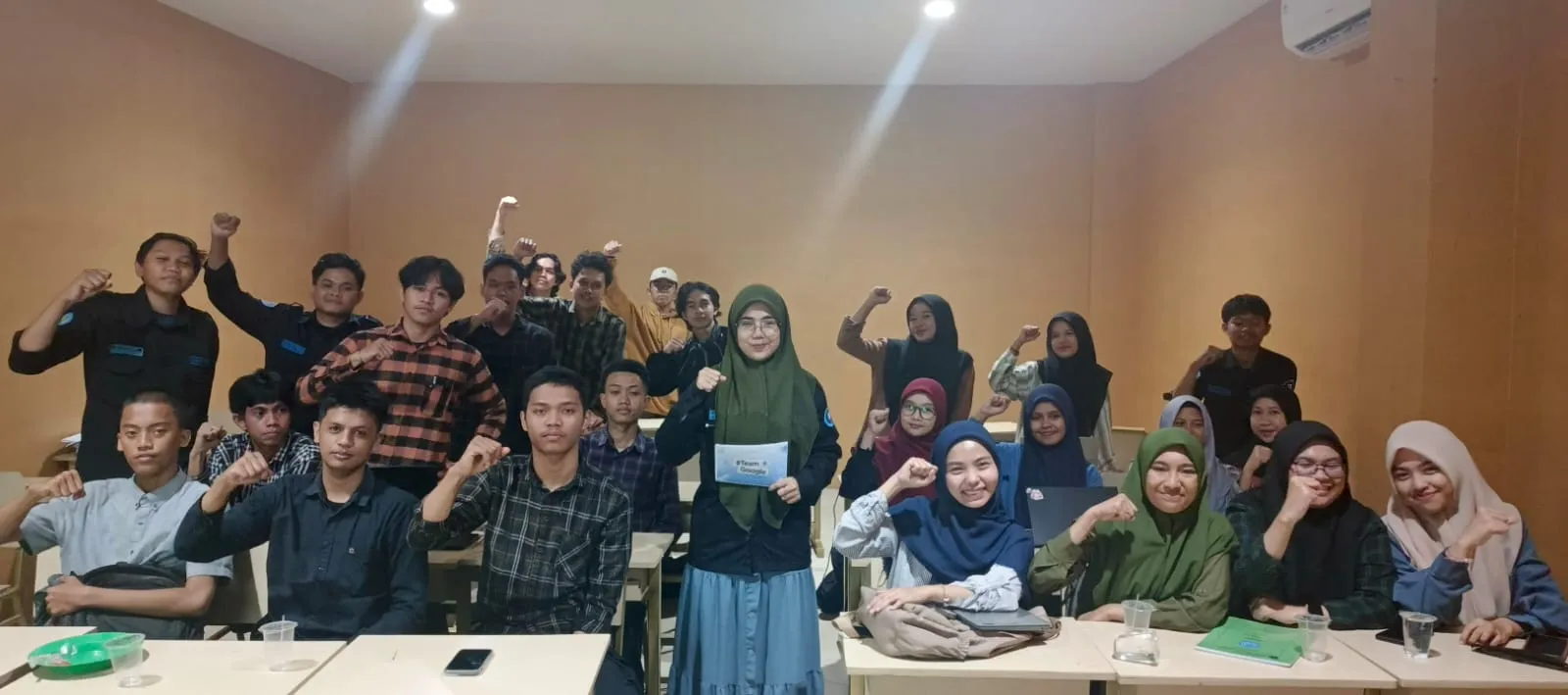 "HMIF-FT UNISMUH Makassar Sukses Gelar  "The Last Session DevCycle #4" Kolaborasi Dengan Team Google Untuk Optimalisasi Gemini Pro untuk Produktivitas Mahasiswa"
