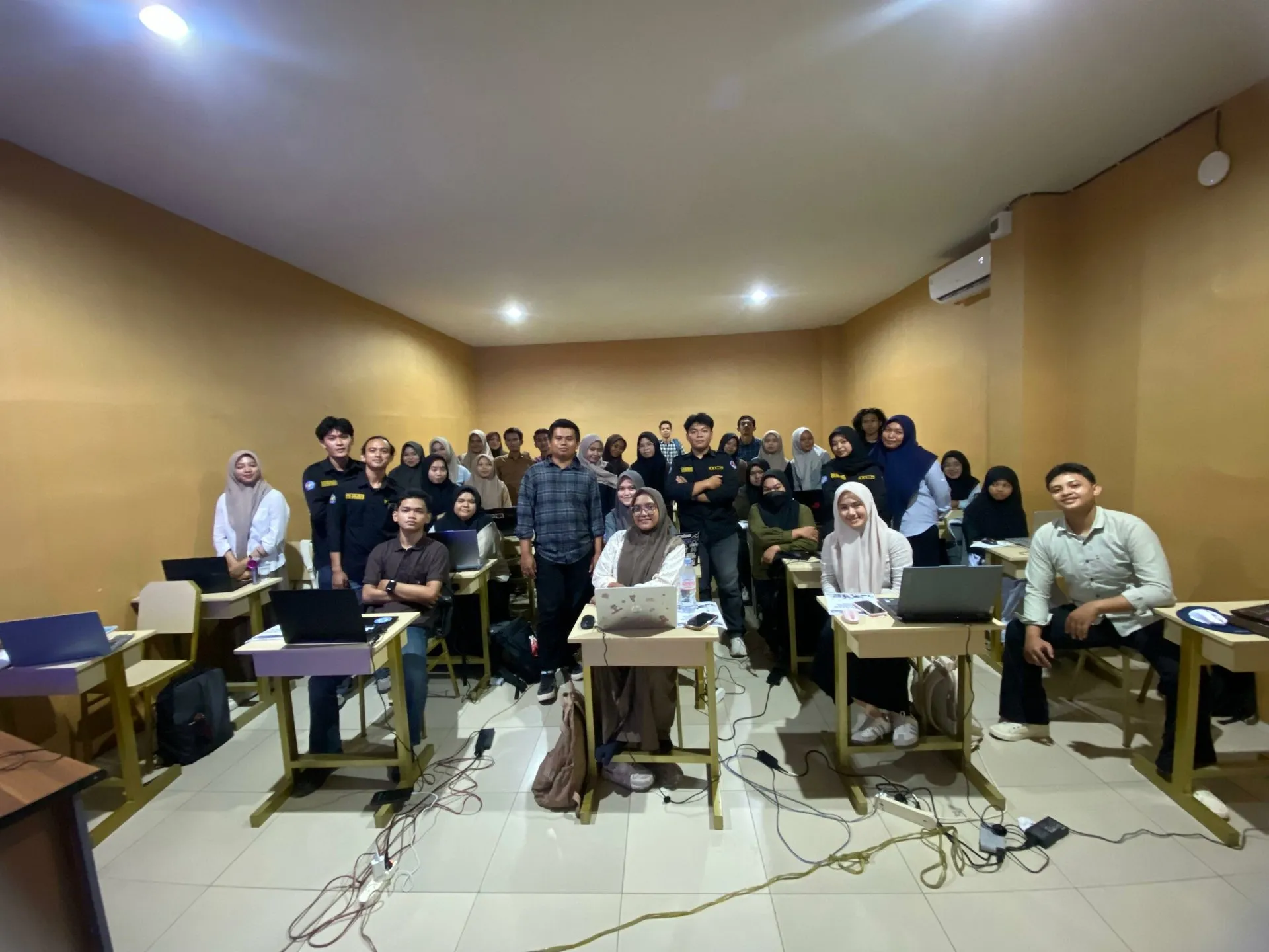 "Bidang Ketekniksipilan HMS FT Unismuh Makassar Gelar CESTRA25 (Civil Essentials Training)."