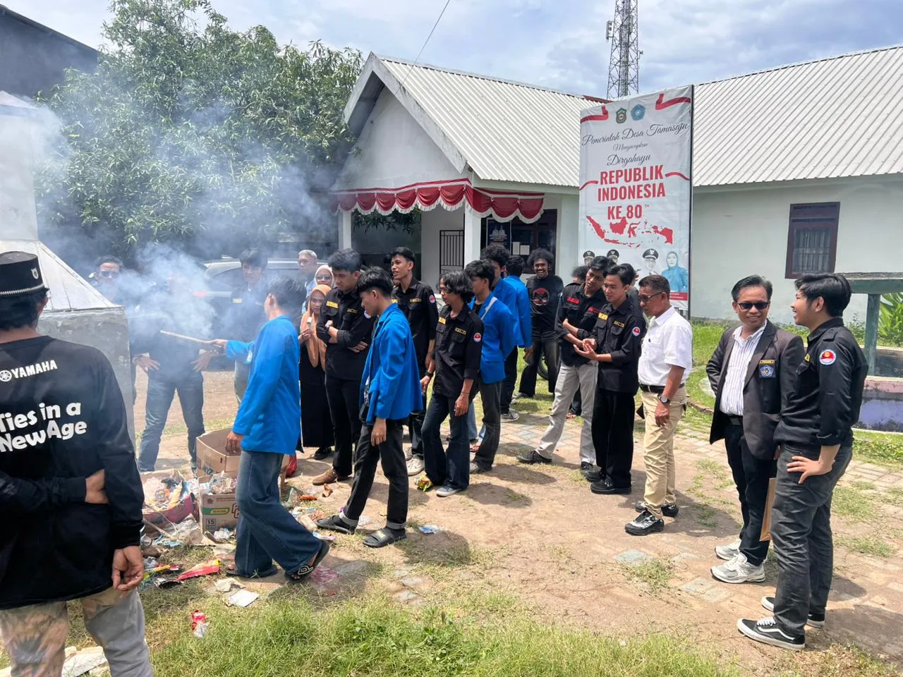 HMS Unismuh Makassar Perkenalkan Inisiator Pembakaran Sampah Minim Asap di Desa Tamasaju